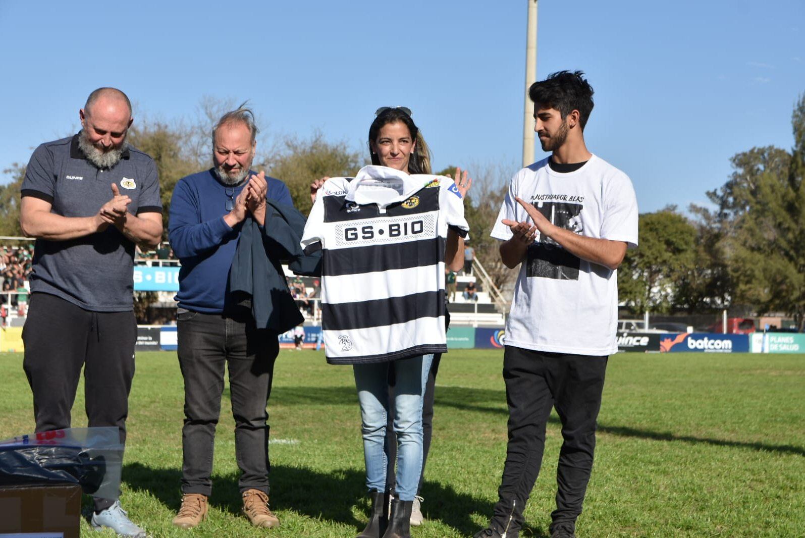 En la previa del partido de Tala RC y Jockey  Villa María se realizó un homenaje a Blas Correa y Soledad Laciar -mamá de Blas-, en nombre de toda su familia, donó al club de Villa Warcalde un moderno desfibrilador. (Prensa Tala RC)