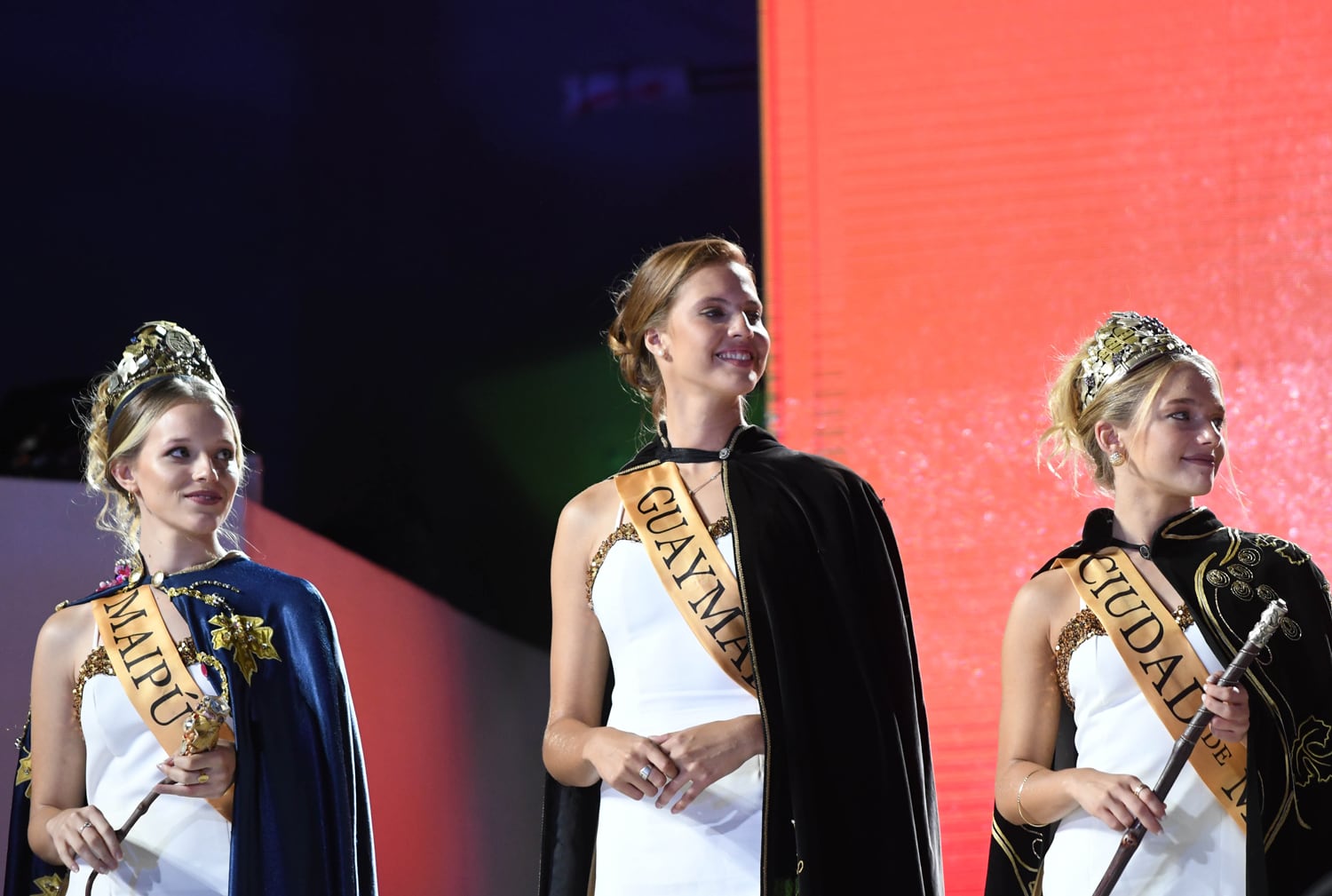 Acto central de la Fiesta de la Vendimia 2022 en el teatro griego Frank Romero Day. La reina de Guaymallén 2020 Sofía Grangetto sin corona entre las reinas de Maipú Giuliana Pilot y la reina de Ciudad Guadalupe Cuervo. Foto: Marcelo Rolland / Los Andes