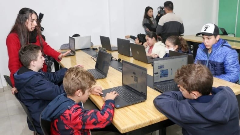 Aula Maker de Pozo Azul recibió material tecnológico.