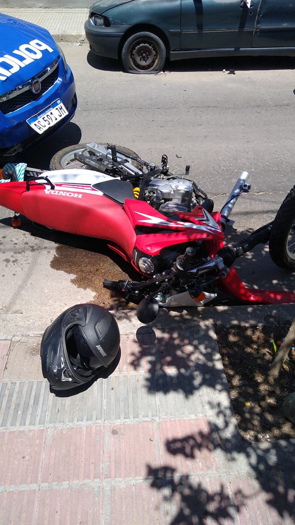 La moto en la que circulaban los jóvenes de 23 años.