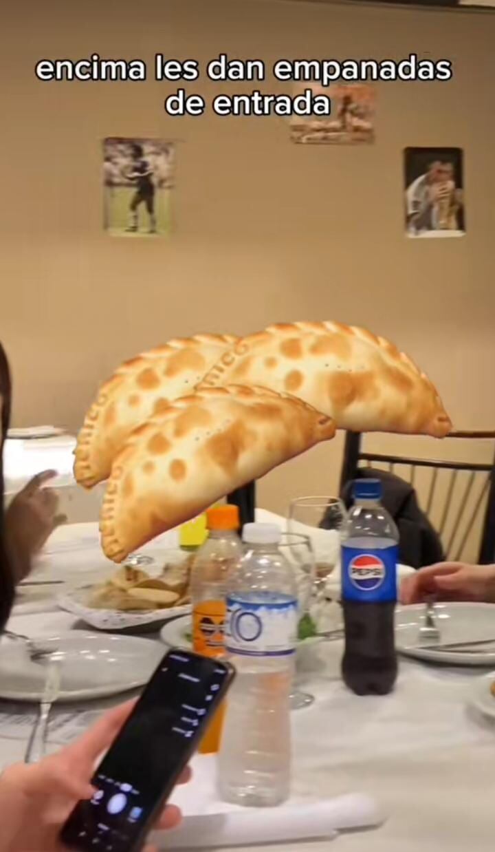 Ofrecen empanadas de entrada y luego las milanesas.