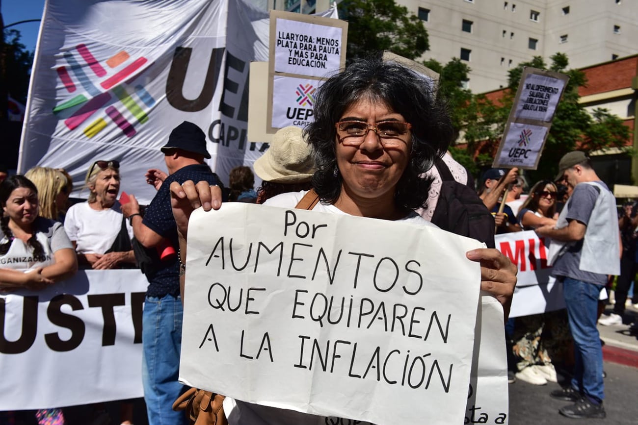 Docentes de Córdoba paran y se movilizan por el centro de la ciudad. (La Voz)