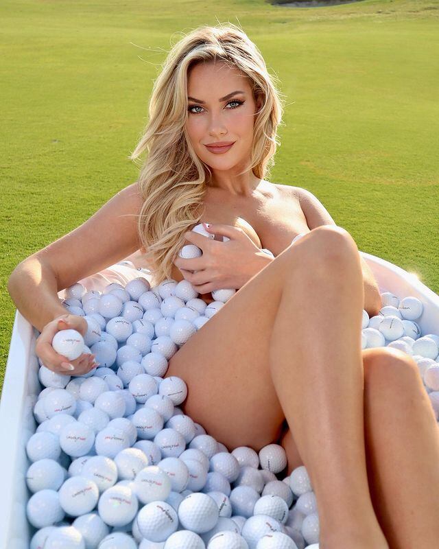 Paige Spiranac posó desnuda desde una bañera repleta de pelotas de golf.