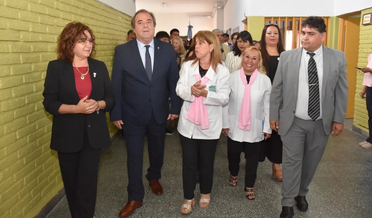 La ministra Miriam Serrano y el vicegobernador Alberto Bernis (ambos a la izquierda) son conducidos por la directora Claudia Dolsán en una recorrida   por las instalaciones refaccionadas en el establecimiento educativo.