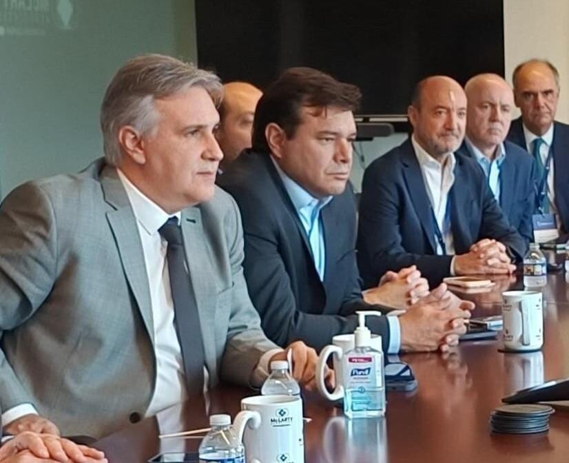 Gira por EE.UU.: el gobernador Martín Llaryora junto a Gustavo Campos, presidente de AmCham Delegación Córdoba, junto a empresarios. (La Voz)