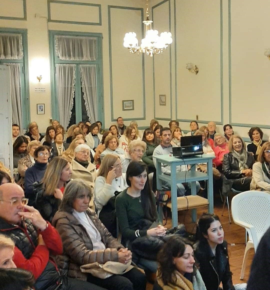 Exitosa charla de Ana Conti sobre Frida Khalo en la Sociedad Francesa de Tres Arroyos