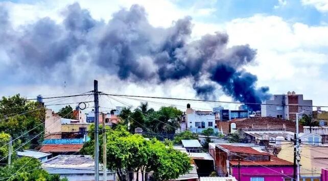 El fuego por el incendio en el tren Roca se pudo ver desde diferentes lugares.