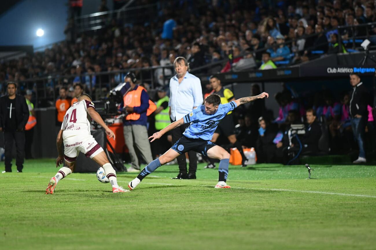 Belgrano frente a Lanús por la fecha 11 de la Copa de la Liga en la Zona B en el Gigante de Alberdi. (La Voz)