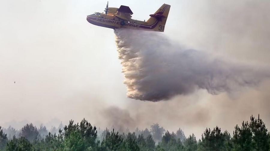 Operativo para combatir el fuego en Landiras, Francia