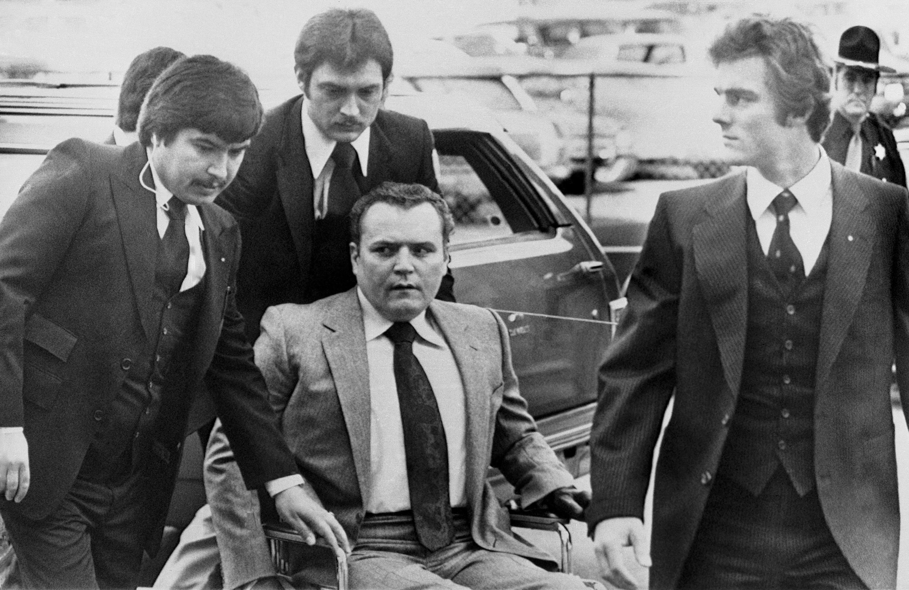 Larry Flynt rodeado de fuertes medidas de seguridad cuando llega a la corte del condado de Fulton en Atlanta el 19 de marzo de 1979, para el inicio de su juicio por cargos de obscenidad. (Foto: AP / Steve Helber)