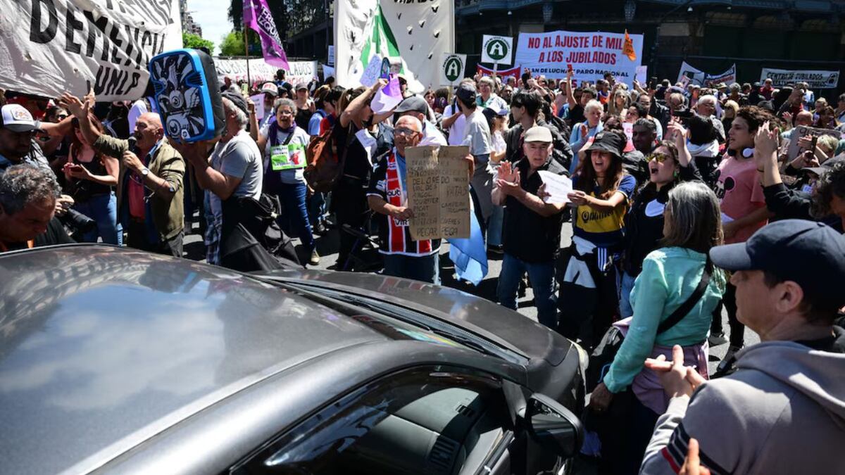 “La patria no se vende”: disturbios afuera del Congreso tras la confirmación del veto a la ley de financiamiento universitario