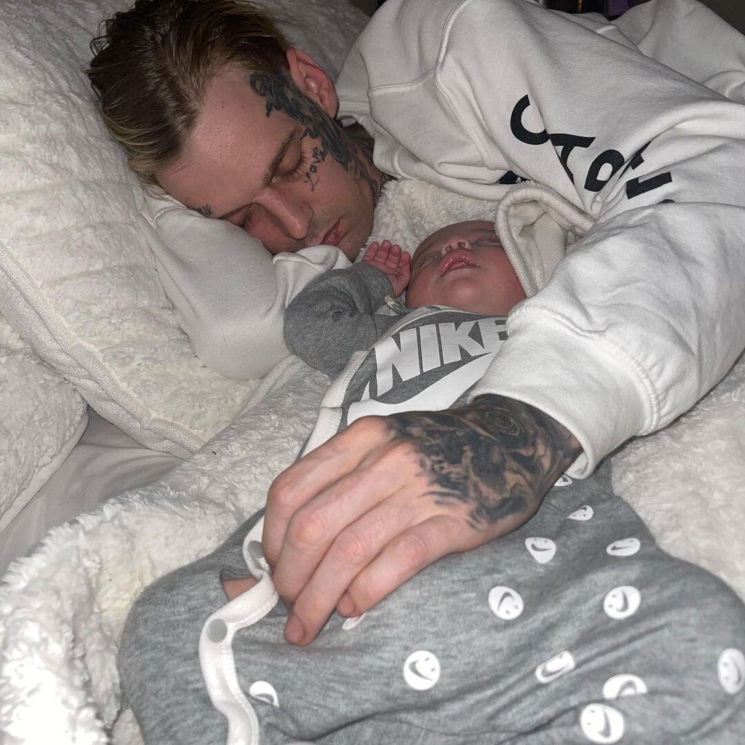 Aaron Carter y su hijo.