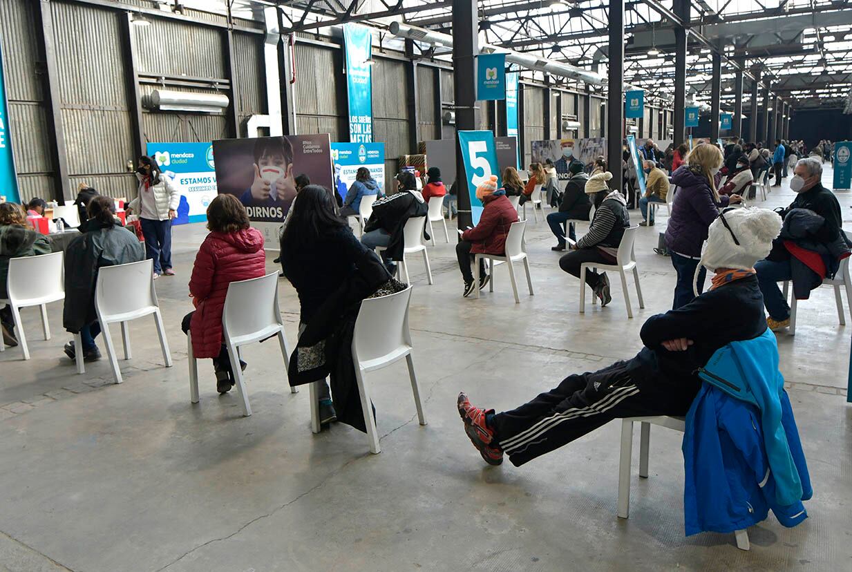 Mendoza 21de junio de 2021  Sociedad
Hoy vacunan contra el Covid-19 a quienes no asistieron a su turno en la Nave Cultural.
El operativo del feriado está destinado para aquellas personas que perdieron su cita para la primera dosis de la vacuna. 
Foto Orlando Pelichotti / Los Andes