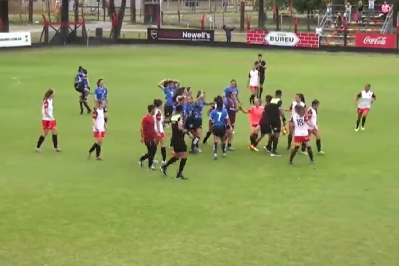 Hubo incidentes tras el partido entre jugadoras de Talleres y Newell's.