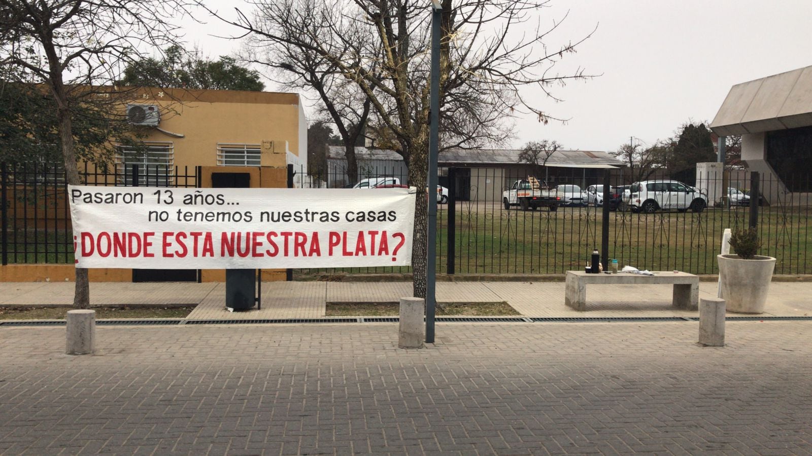 Vecinos colocaron carteles frente al Municipio por la falta de entrega de viviendas en Arroyito