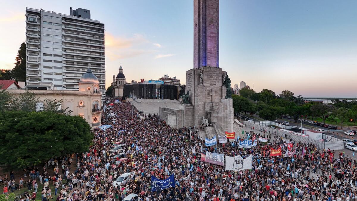 Rosario: miles de trabajadores marcharon contra el Mega DNU de Javier Milei y pidieron paro general