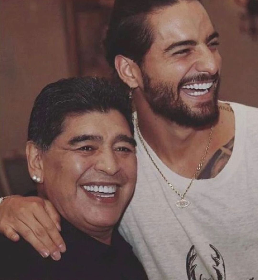 Maluma escribió junto a la foto publica en su cuenta de Instagram: "Se nos fue lo mas grande que ha tenido el fútbol. QEPD Diego, te vamos a extrañar por montones, fuerza a su familia".