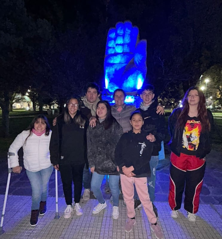 En el Día Internacional de la lengua de Señas iluminaron de azul el Monumento al Amigo