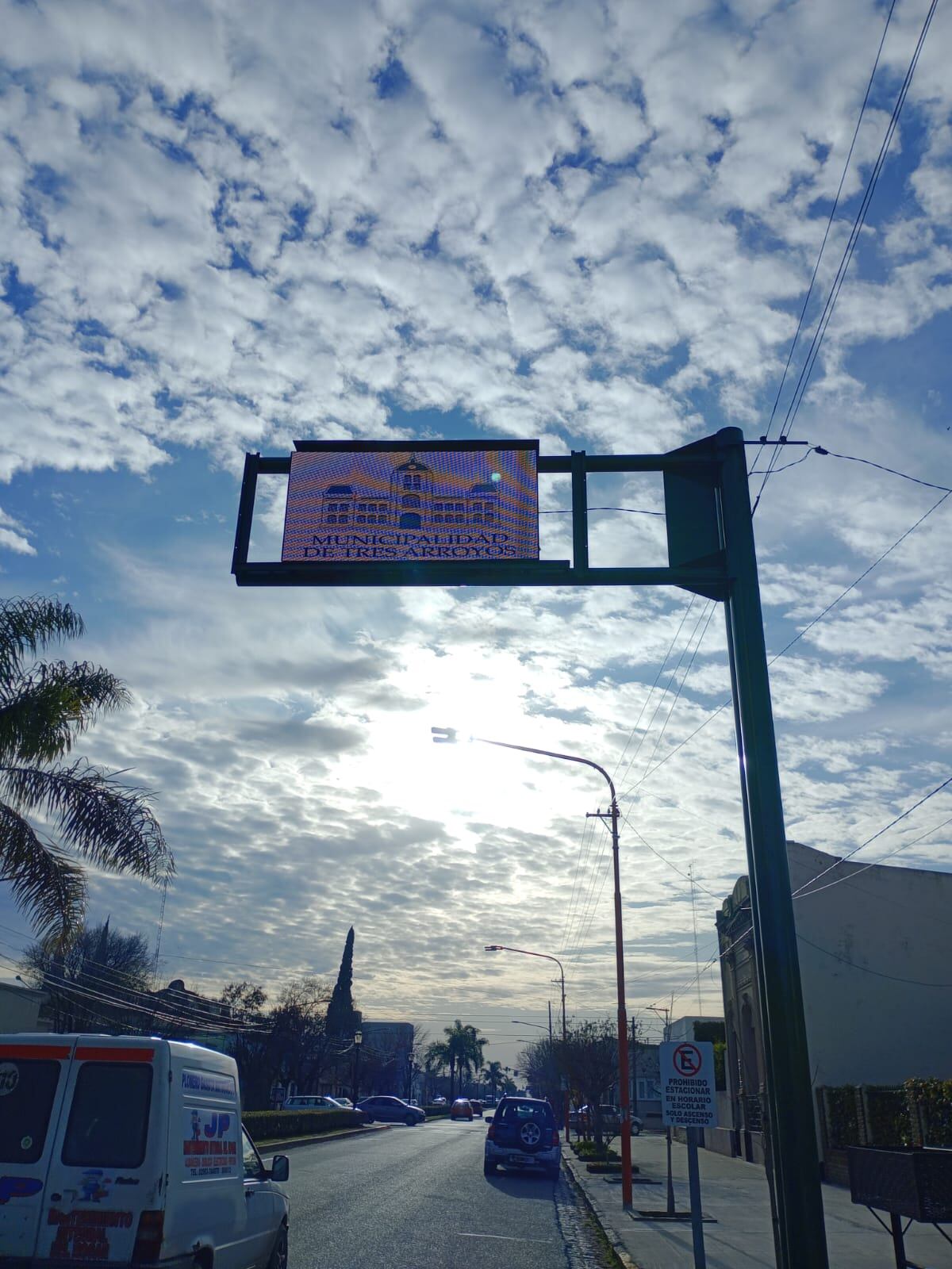 Tres Arroyos: se colocaron carteles con luces LED sobre las avenidas céntricas