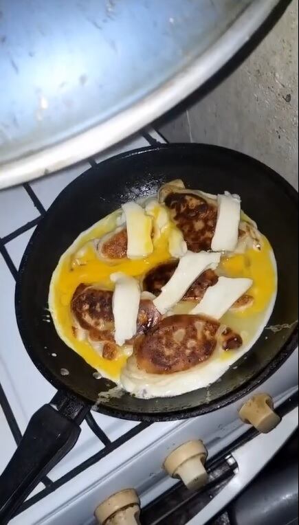 Inventó el omelette de empanada y fue viral