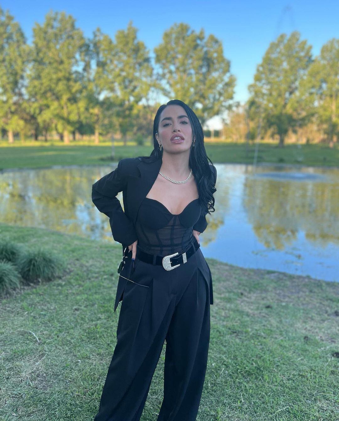 Corset y sastrero: Lali enamoró a todos con un look total black