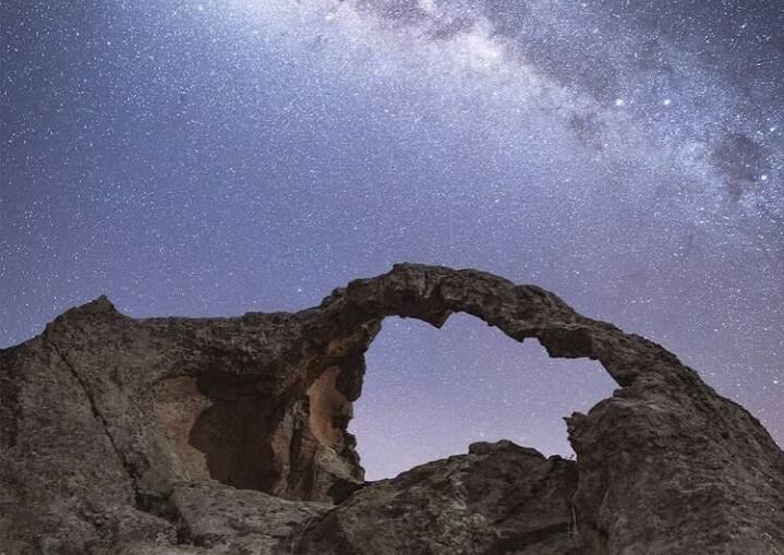 El arco se formó gracias a la erosión y el paso del tiempo, y se convirtió en un atractivo natural de la provincia. (Foto: @astrofotografía.cba)