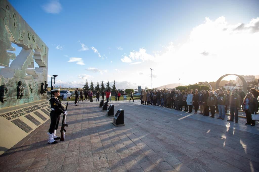 Sentido homenaje a los caídos, familiares y veteranos de Malvinas