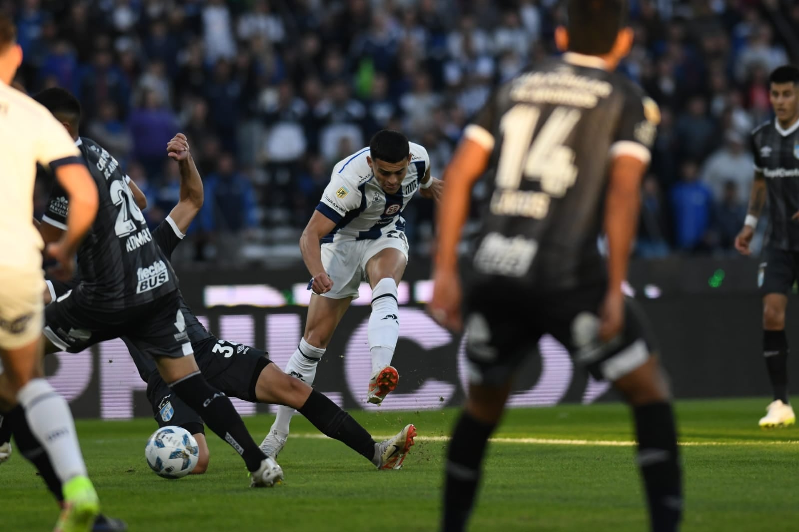 Talleres y Atlético Tucumán, en duelo por la segunda fecha de la Liga Profesional 2024, en el Kempes. (Ramiro Pereyra / La Voz)