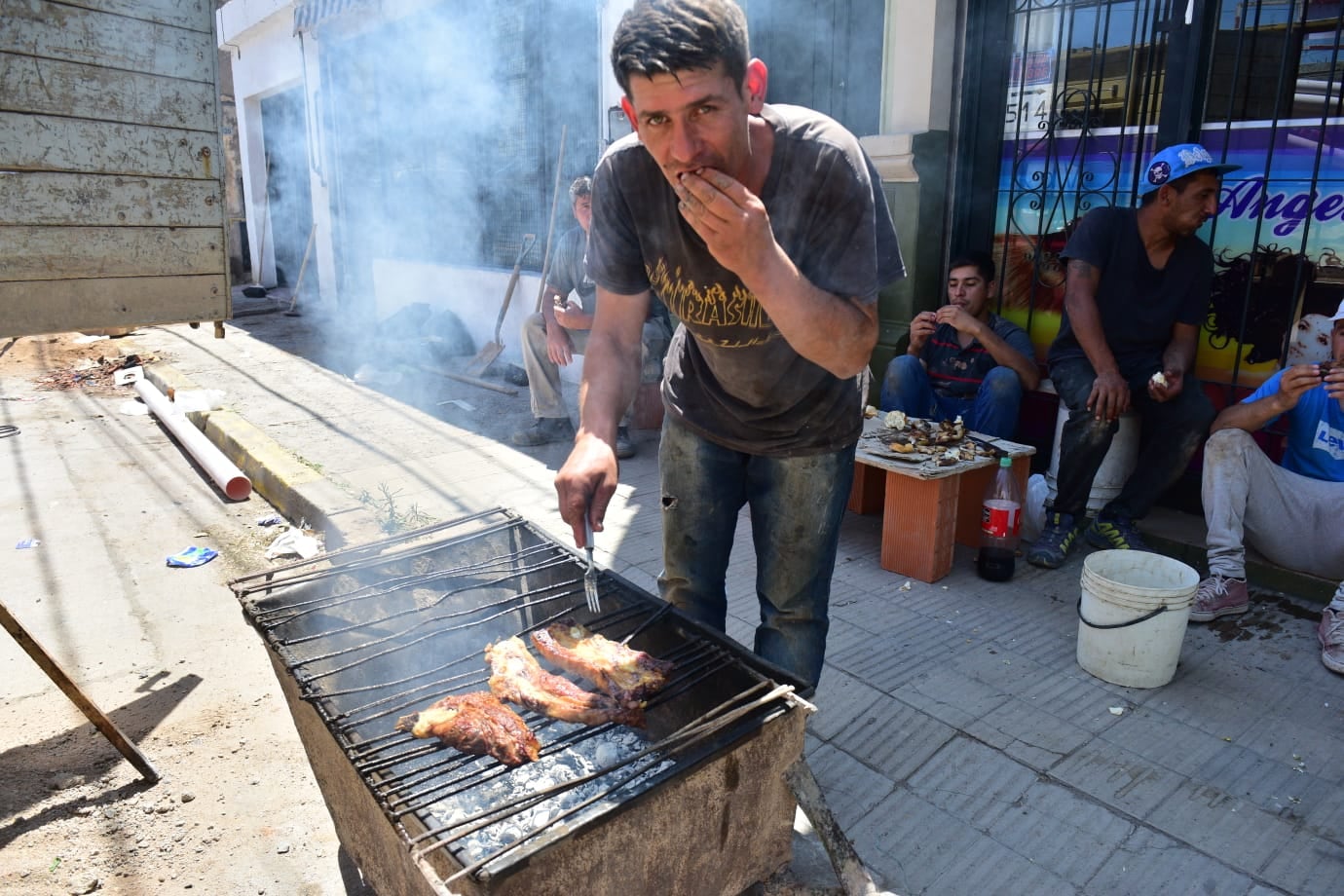 Parrilla, carbón, carretiila y carne.