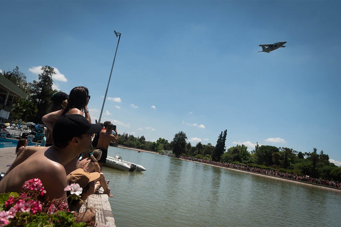 Exhibición Aérea y acuática en el Lago del Parque general San Martín.  Foto Ignacio Blanco / Los Andes