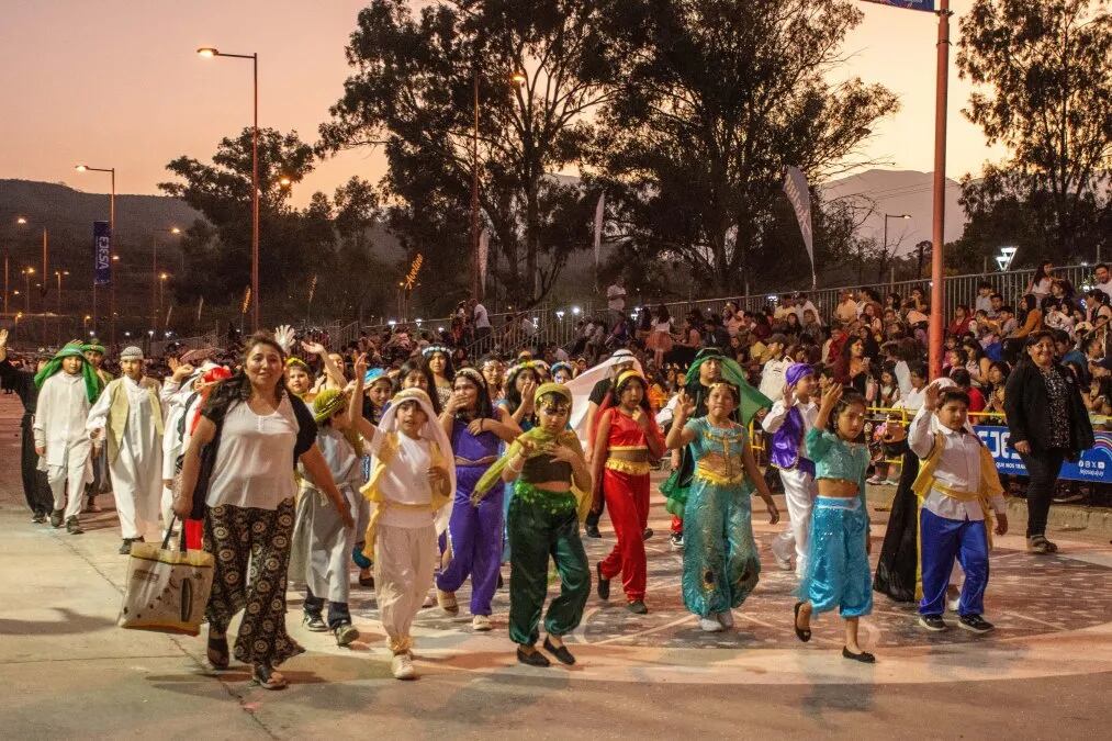 En total 65 escuelas primarias e instituciones del medio sumaron su participación en el desfile "Bienvenida Primavera".