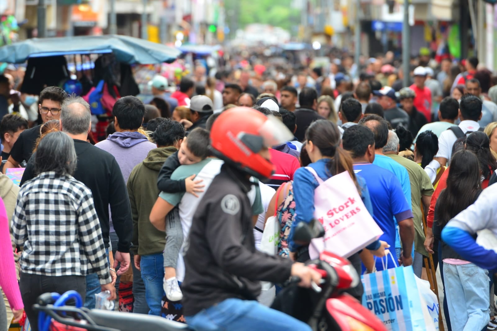 Miles de personas salieron a hacer las compras navideñas. (La Voz / José Hernández)