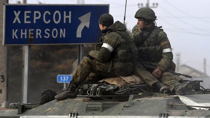 Una imagen del ejército ruso, cuando tomó el control de la ciudad de Jersón.