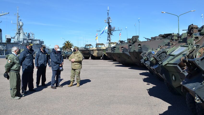 El Ministro de Defensa, Jorge Taiana. visitó la Base Naval Puerto Belgrano, la Base Aeronaval Comandante Espora y varios destinos.