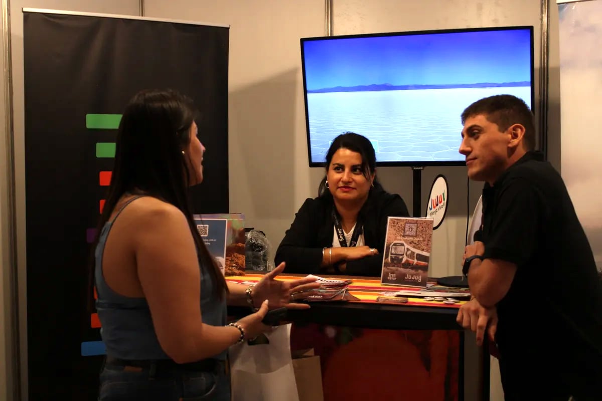 La directora del Ente Provincial de Promoción Turística de Jujuy, Melina Ainstein (centro), en el stand de la provincia en Córdoba.