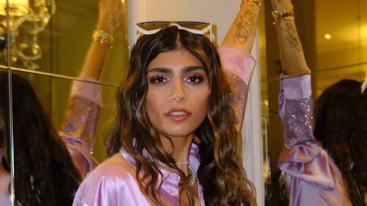 Estampado psicodélico y espalda descubierta: el look de Mia Khalifa que encendió Instagram