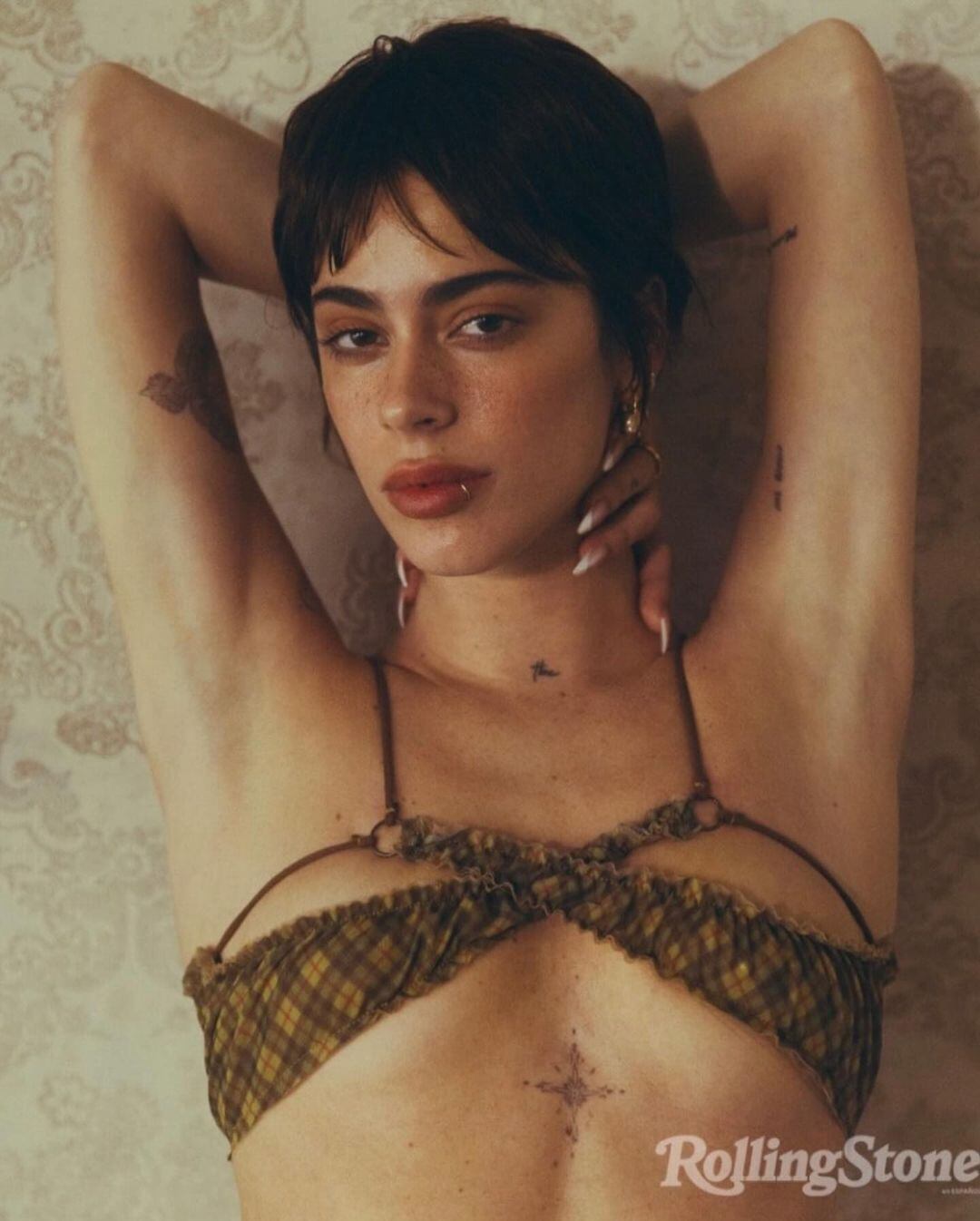 Con pelo corto y castaño: la jugada producción de fotos de Tini Stoessel con Rolling Stone