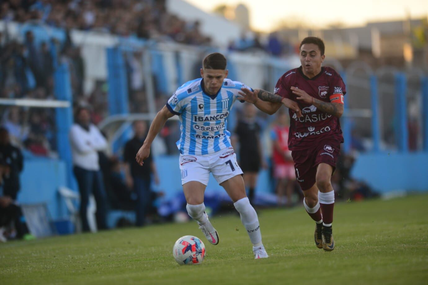 Racing en su partido ante Defensores de Villa Ramallo, por la fecha 12 del Federal A. (Javier Ferreyra  / La Voz).