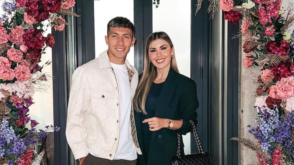 Muriel López Benítez posó desde Qatar y el jugador Lisandro Martínez no se contuvo en comentar el posteo