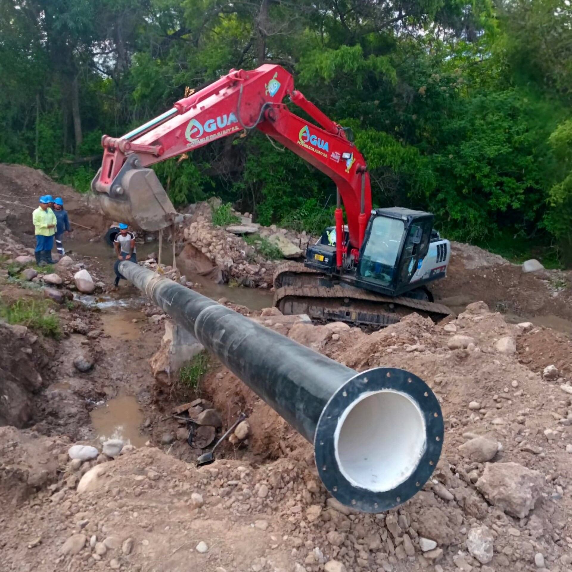 Para el reemplazo del tramo expuesto a eventuales daños, se instaló un nuevo caño metálico de 350 mm de diámetro, apropiado para soportar el rigor de la naturaleza.