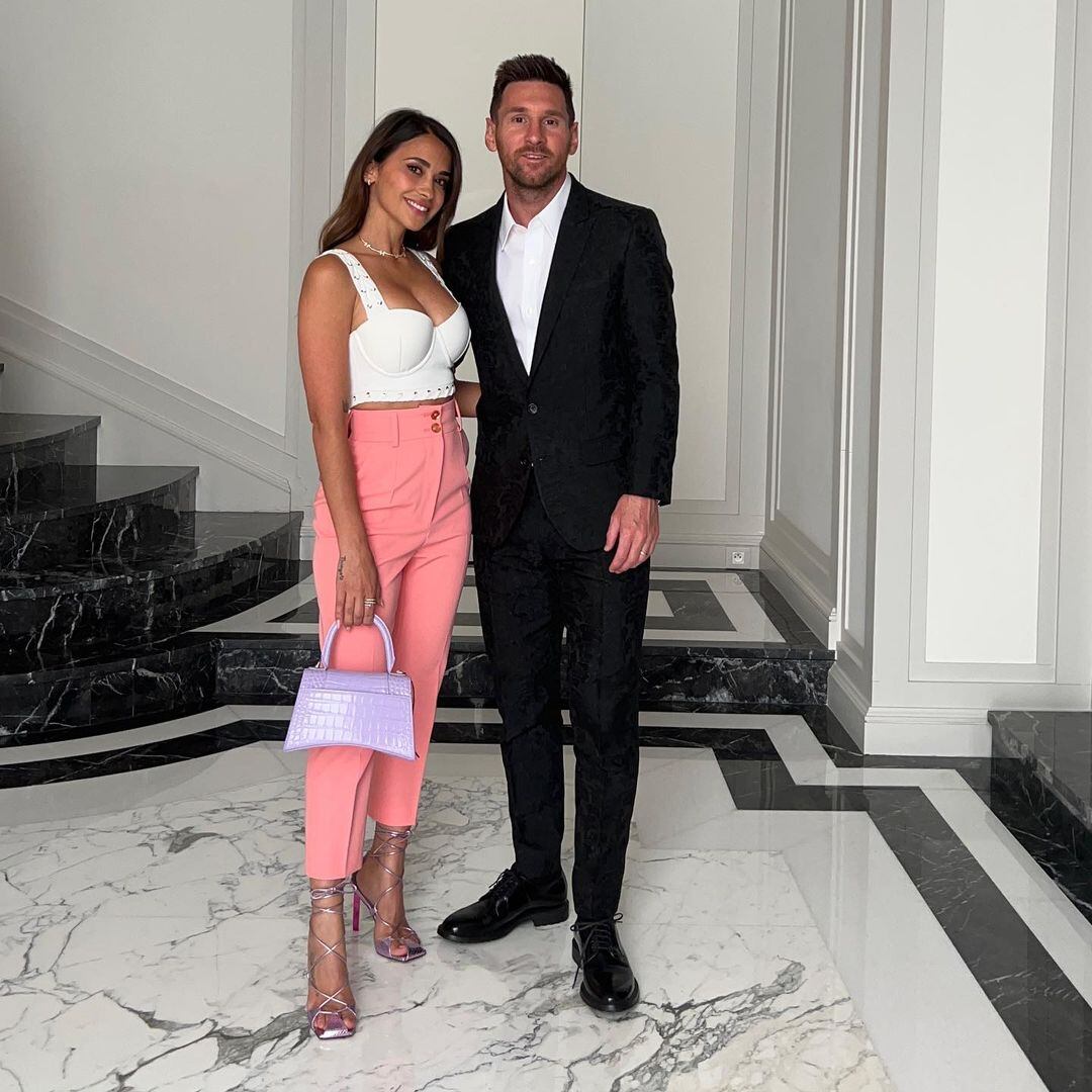 Antonela Roccuzzo y Lionel Messi, divinos en la noche de París.