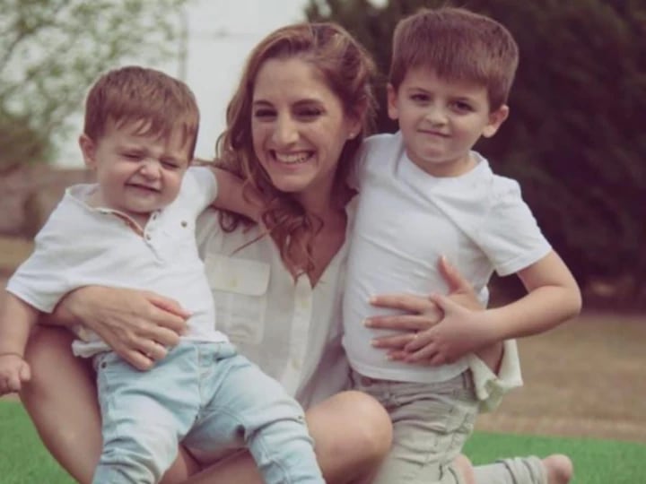 Natalia Pastorutti junto a sus hijos. 