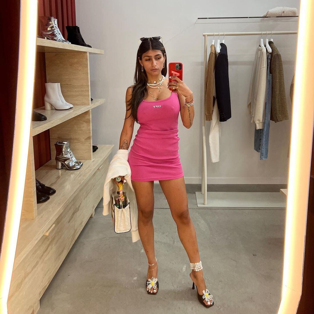 Mia Khalifa no deja de cautivar con su estilo en las redes sociales.