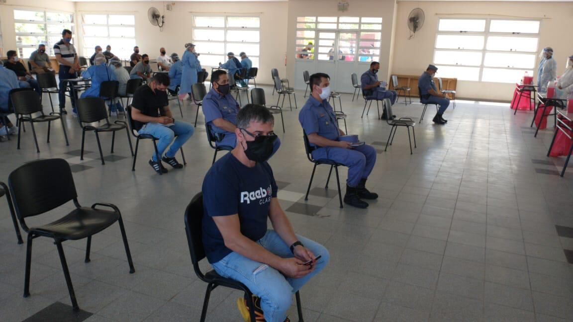 El juez de instrucción y correccional de Clorinda, se vacunó en el grupo de los policías de la provincia.