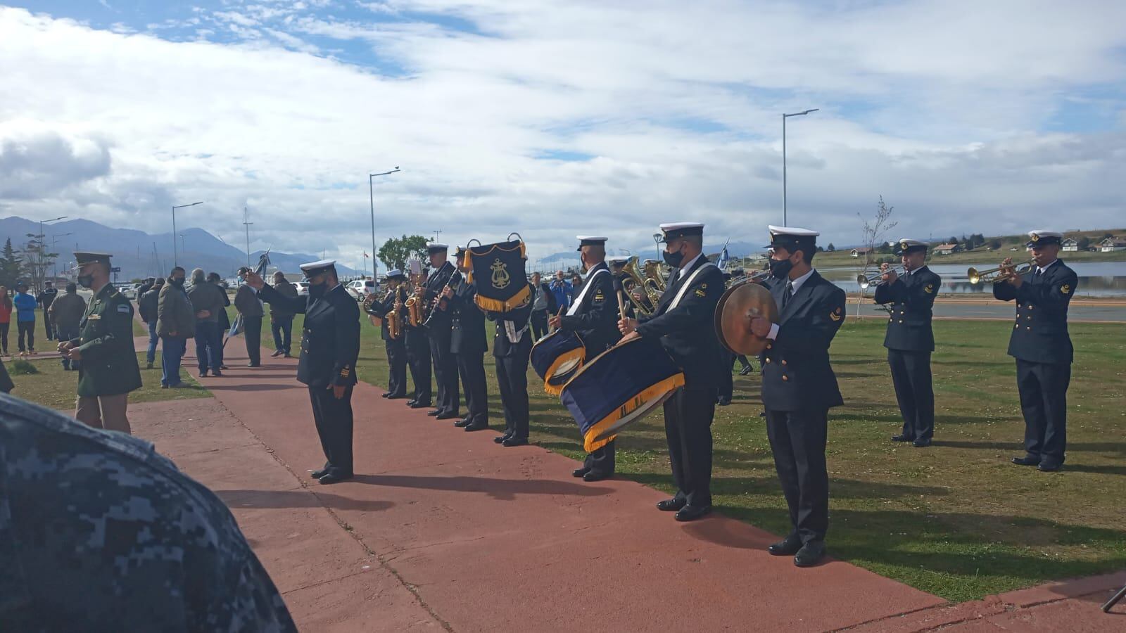 La Banda de Música del Área Naval Austral ejecutó los acordes de las marcha y el Himno Nacional Argentino en el acto por el natalicio del General San Martín.