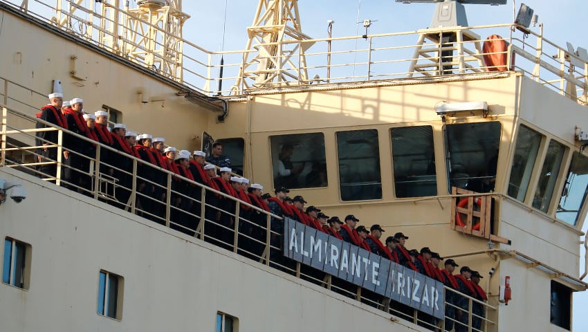 El rompehielos ARA “Almirante Irízar” amarró en la dársena de Puerto Belgrano