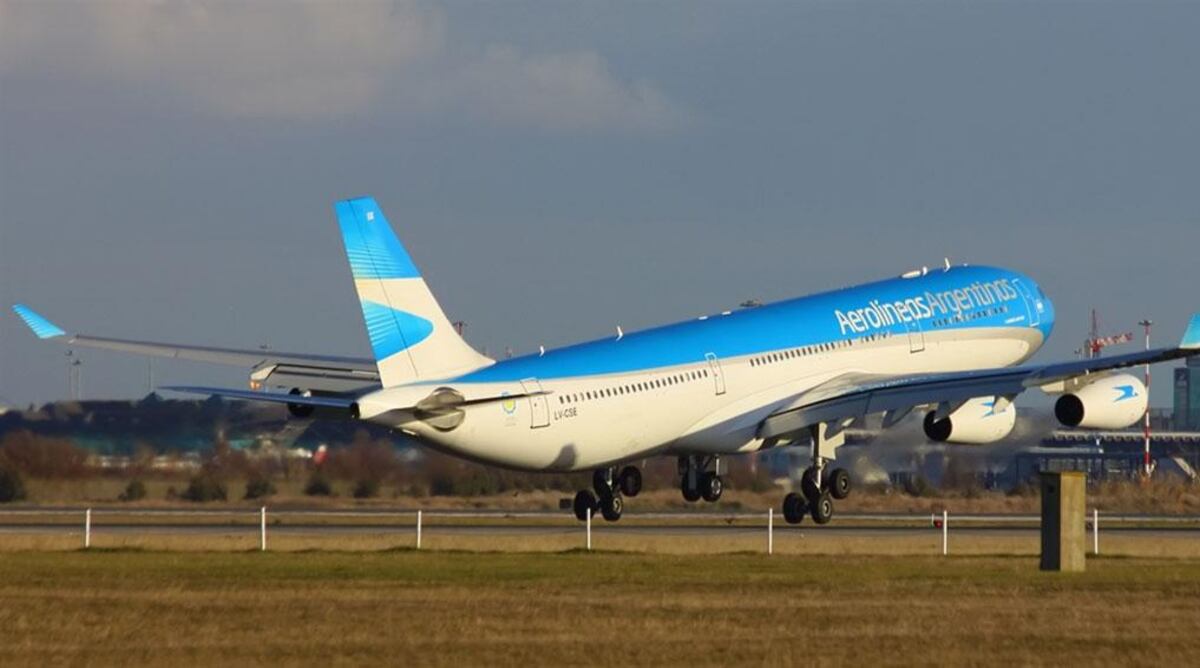 COVID-19: Aerolíneas Argentinas advirtió que algunos vuelos podrían demorarse o cancelarse