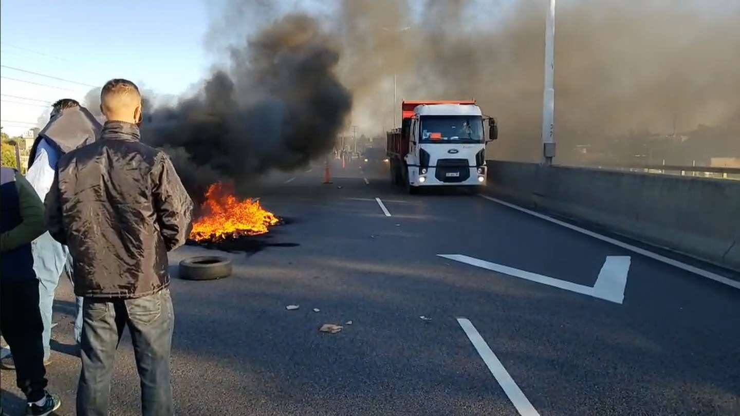 Protestas en el Acceso Oeste y en el puente Pueyrredón, a pesar del DNU presidencial