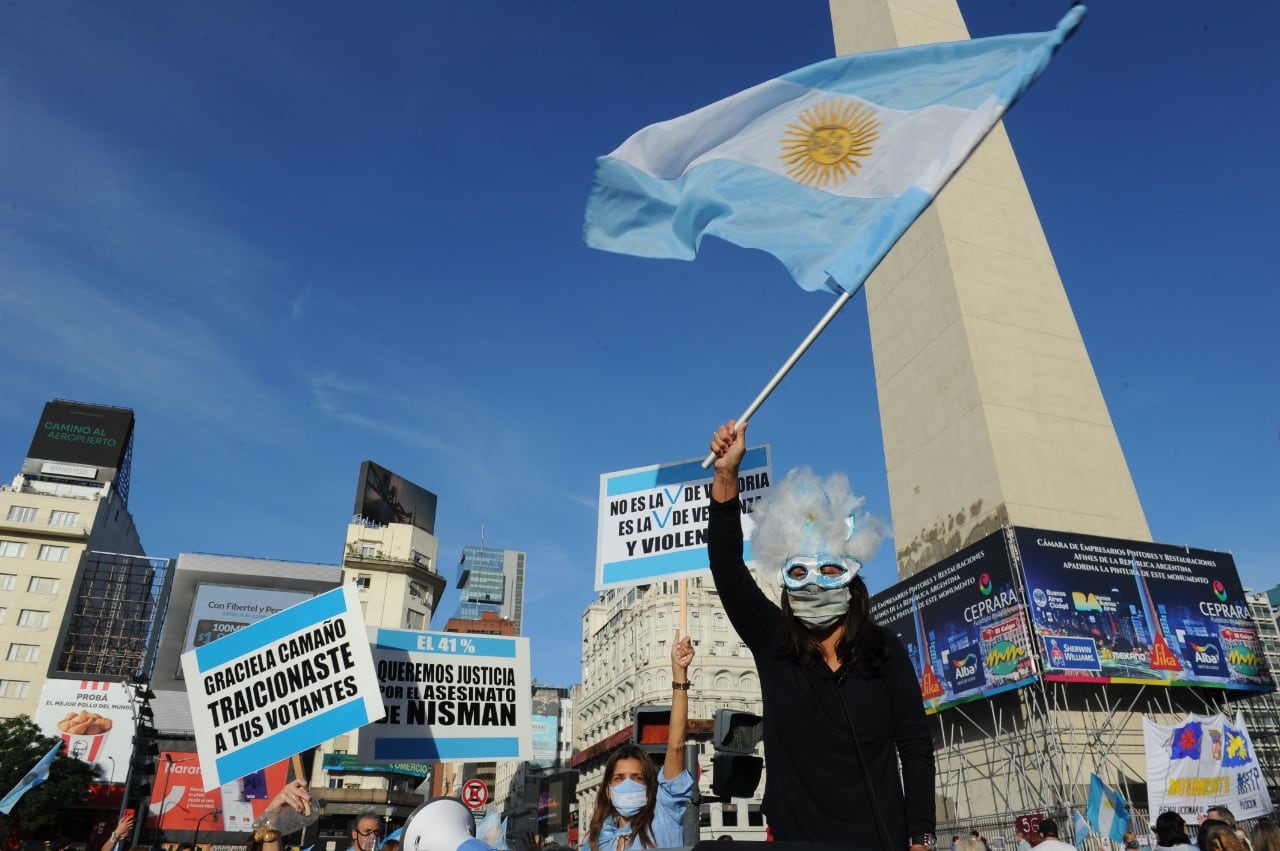 Cientos de personas marcharon al Obelisco en protesta por la suspensión de las clases presenciales. (Clarín)