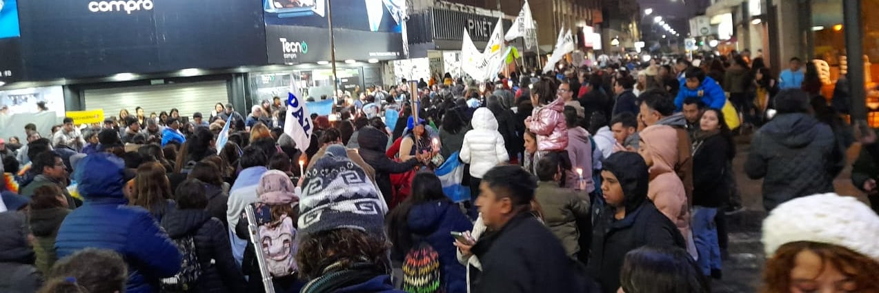 Una larga columna de trabajadores y ciudadanos que acompañan el reclamo de la docencia, conformó una multitudinaria "marcha de antorchas" en la capital jujeña.